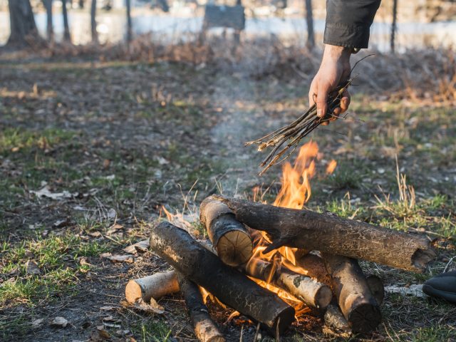 camp-with-bonfire