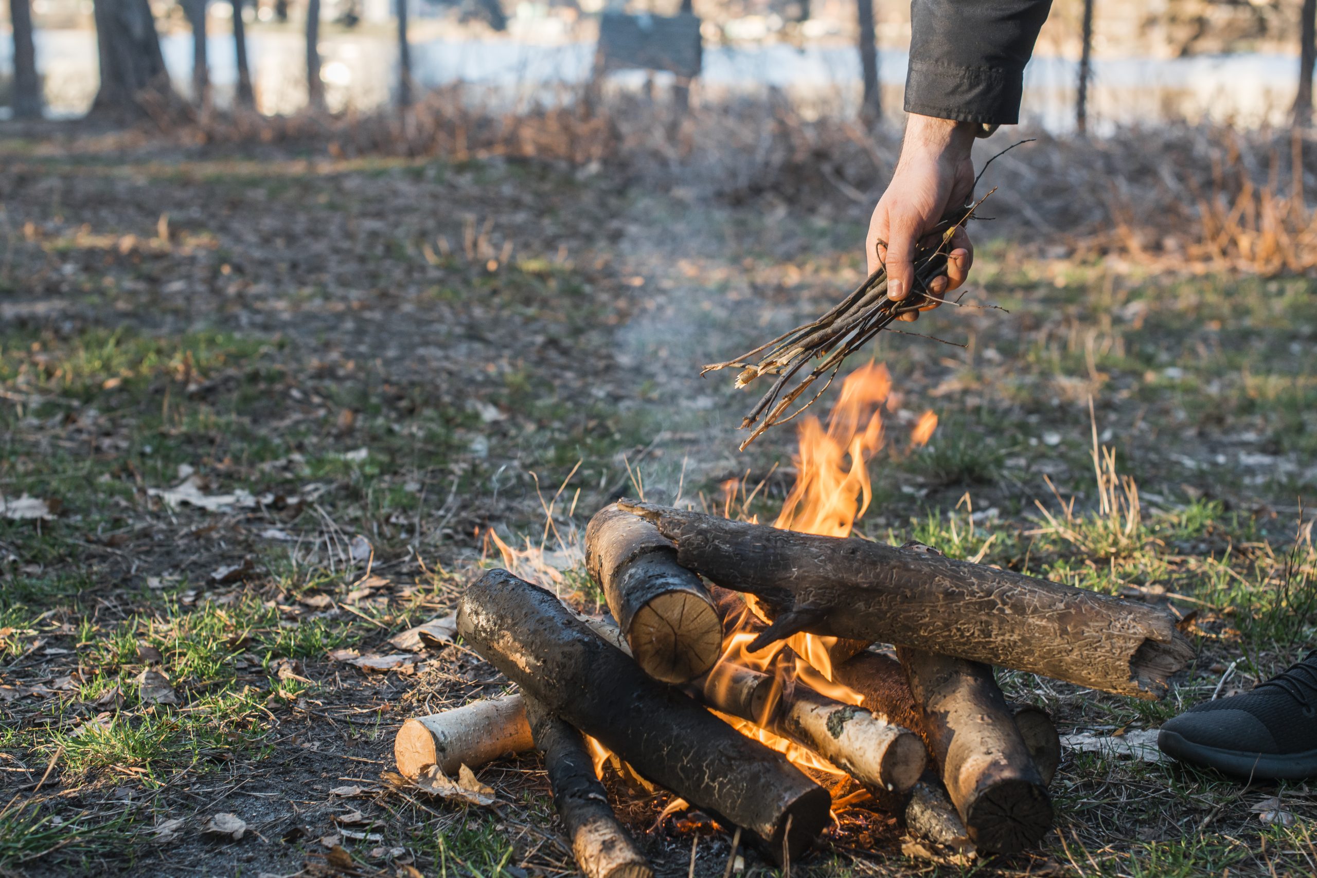 camp-with-bonfire